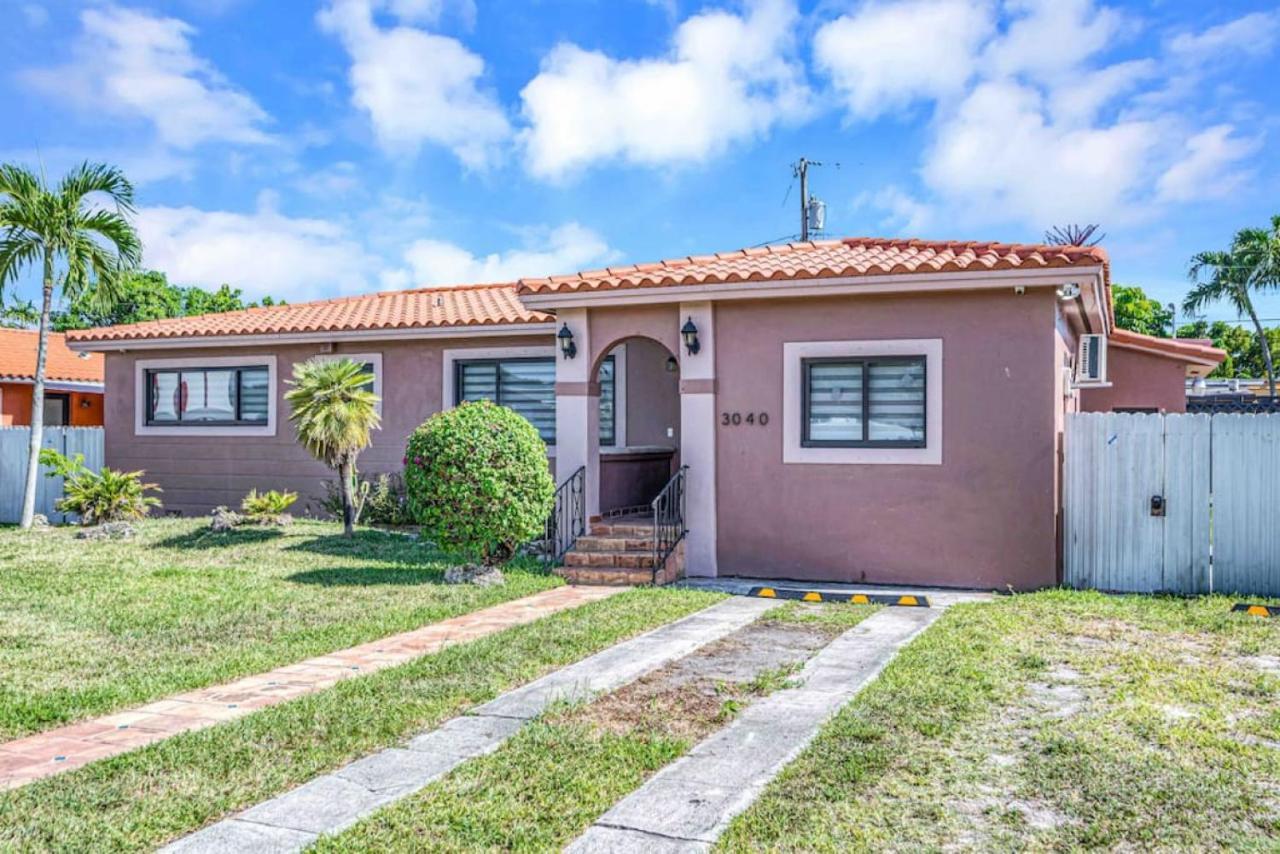 Amazing 3 Bed Home With Playground, Jacuzzi Grill Miami Luaran gambar